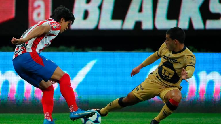 J.J. Macías, quien aquí disputa el esférico, anotó uno de los goles del Guadalajara.