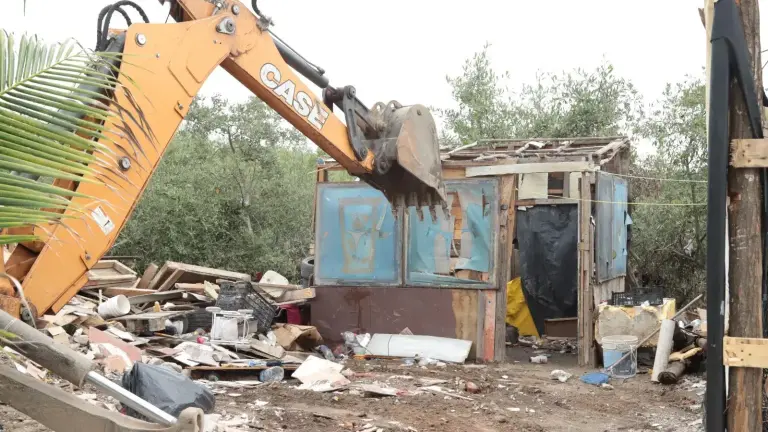 Autoridades municipales y federales participaron en el operativo para retirar viviendas en zonas vulnerables del Estero del Infiernillo.