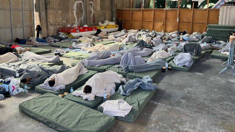 Sobrevivientes del naufragio del barco Calypso Abyss fueron trasladados a la ciudad de Kalamata, en Grecia, para recibir atención médica.