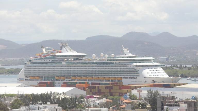 Este lunes llegó Mazatlán el crucero turístico Navigator of the Seas.