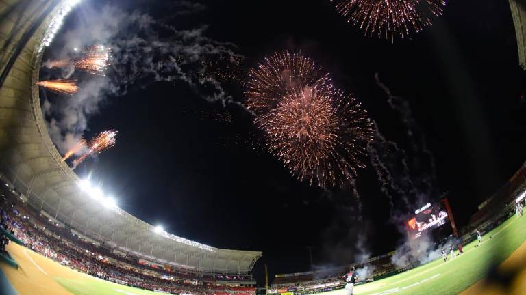 La pirotecnia hace su aparición en la ceremonia.