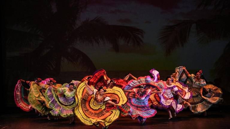 Toda la alegría del folclore compartieron alumnas de la Escuela de Artes José Limón.