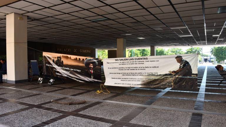 Agricultores mantienen un plantón en Palacio de Gobierno de Sinaloa.