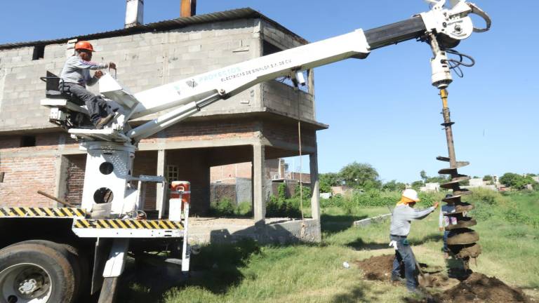 Este miércoles terminan con el 100 por ciento de la colocación de postes en la colonia Presas del Valle.