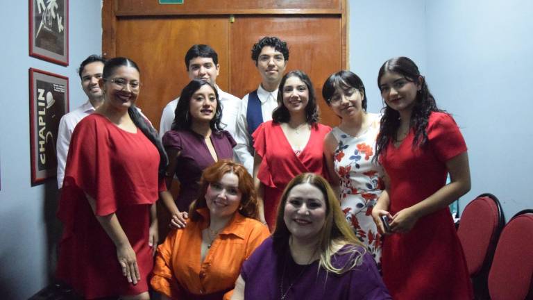 Alumnos de canto del Centro Municipal de las Artes, previo a su presentación.
