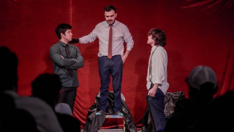 Erick Díaz, Sebastián Sánchez y su autor, Manolo Díaz, participan en escena.