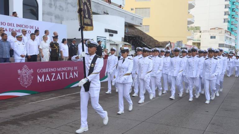 Desfile cívico militar en Mazatlán con motivo de la Independencia de México.
