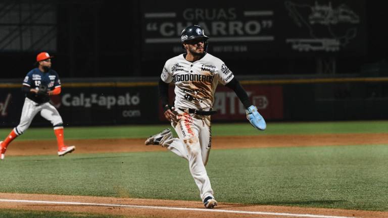 Jorge Flores anota.