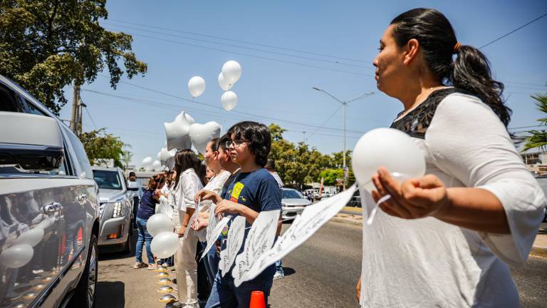 Al unísono, niñas, niños y madres de familia vistiendo de color blanco y portando globos blancos gritaban ‘Queremos Paz’.