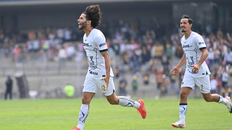 César Huerta anota el segundo gol de Pumas.
