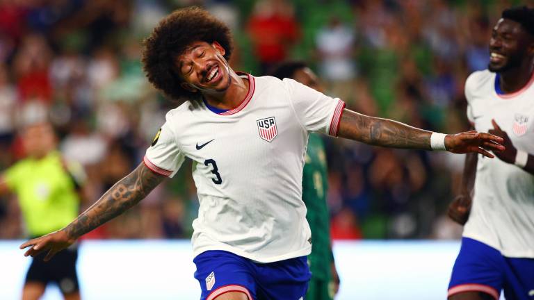 Chris Richards marca el gol del triunfo estadounidense.
