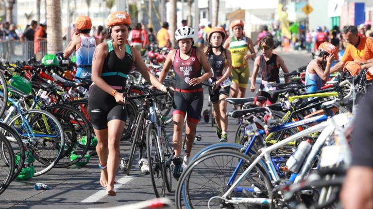 Los triatletas en la zona de transición.