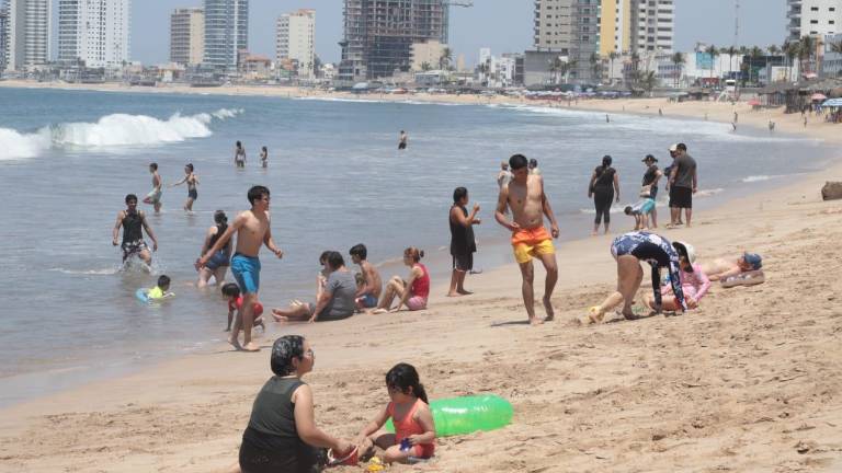 Centenares de personas disfrutan de las playas y atractivos de Mazatlán.