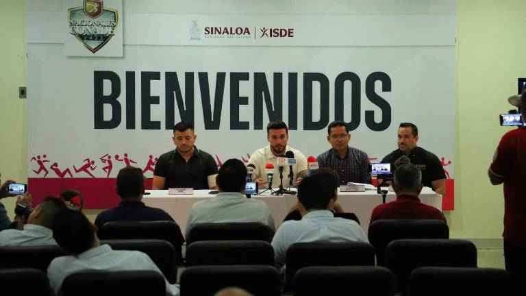 Julio César Cascajares Ramírez, titular del Isde, encabeza la rueda de prensa.