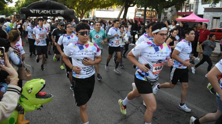 En el arranque participaron decenas de corredores.
