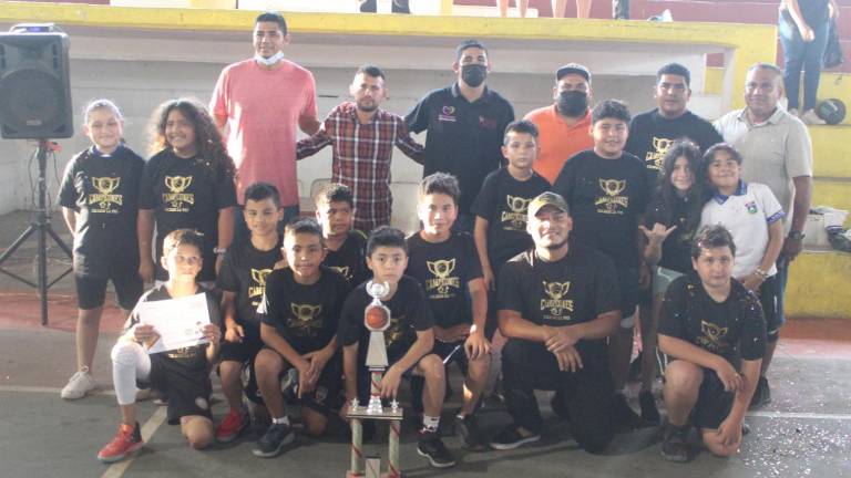 Colegio La Paz luce su trofeo de campeón.