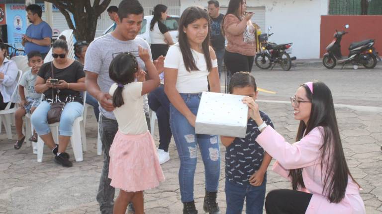 Ana Laura Pacheco ofreció un taller para niños titulado “Construyendo tu propio visor de eclipses”.