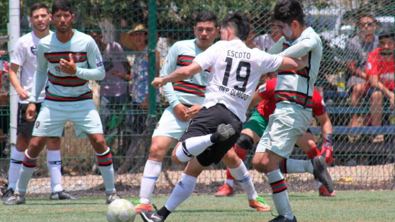 Marlon Escoto, uno de los anotadores del triunfo de Deportivo Olmedo-Baja California, intenta un disparo sobre la meta de Panaderos Mazatlán, en la final Libre varonil.