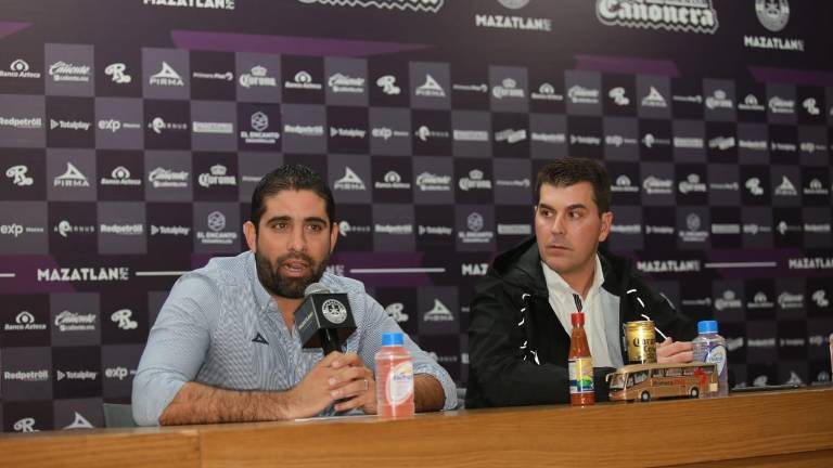 Carlos Vela Velázquez (izq.) da a conocer los motivos de la contratación de Ismael Rescalvo.