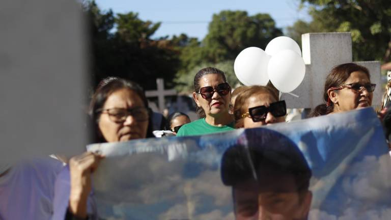 Mirna Nereyda Medina Quiñónez (de verde, al centro) camina durante el sepelio de su hijo Roberto Corrales, el 13 de diciembre en el panteón de Mochicahui.