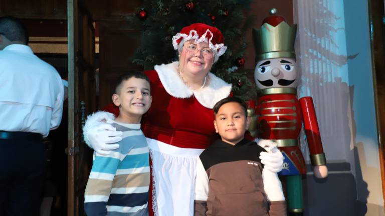 Jeremías Hernández e Íker Núñez con la Señora Clos.