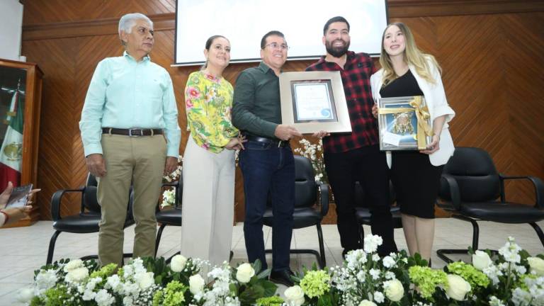 José Luis Urquidy recibe el reconocimiento.