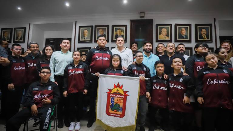 La delegación de paratletas culiacanenses es abanderada.