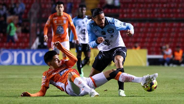 Pachuca domina el encuentro en La Corregidora.
