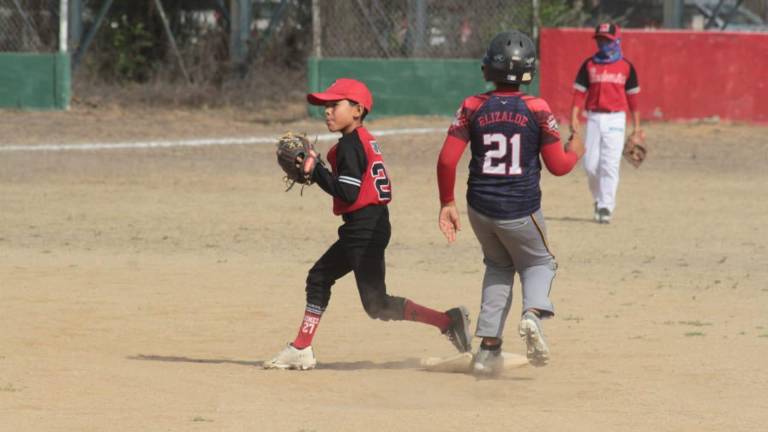 Los peloteritos vivieron un emocionante domingo de beisbol.