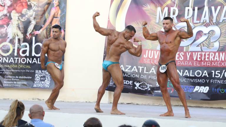 Los concursantes muestran sus bien esculpidos cuerpos.