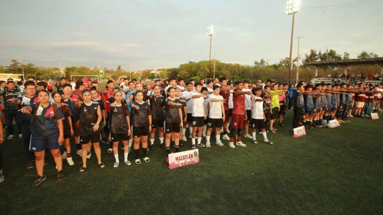 Los jugadores rinden la protesta deportiva.