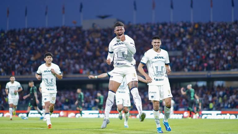 Caicedo marca el segundo gol de los universitarios.