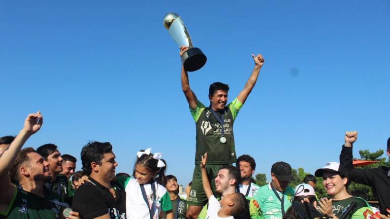 Quelites UPMyS levanta la Copa Regional.