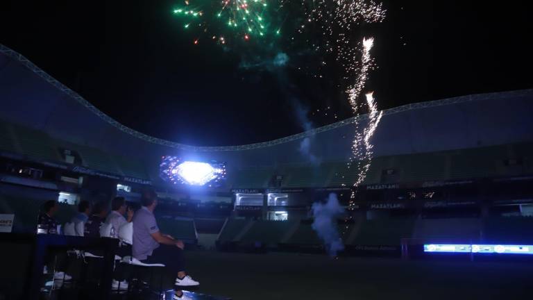 Los fuegos artificiales iluminan la casa de los Cañoneros.