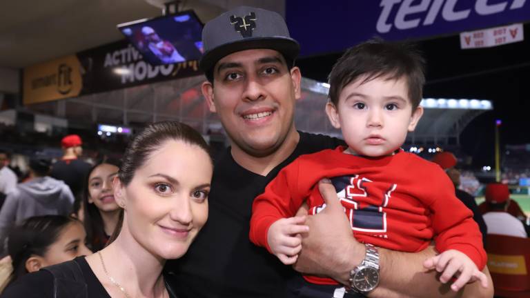 Karen Velarde junto a Esau y Alonso Vázquez.
