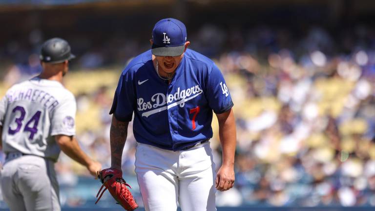 Julio Urías lanza siete innings de calidad.