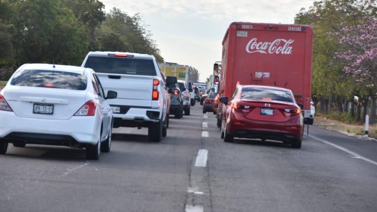 Las casetas de cobro al sur de Culiacán lucen con alta afluencia a propósito del Eclipse Solar.
