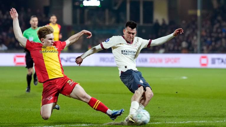 Hirving Lozano fue titular por el PSV.