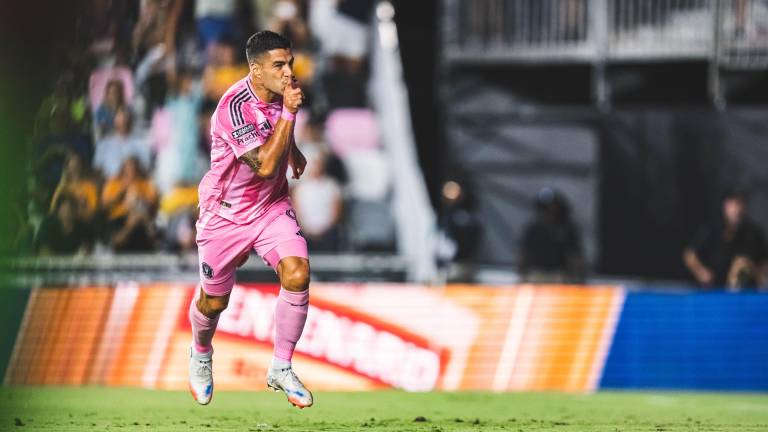 Luis Suárez marca ambos goles de penal.