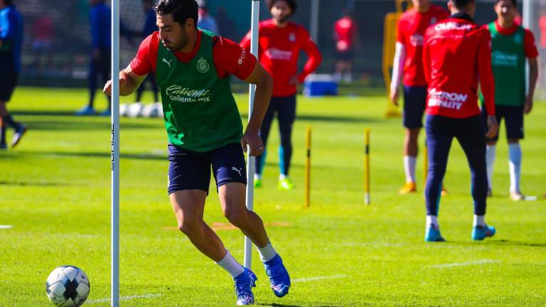 VIDEO: Discusión entre 2 jugadores de Chivas casi termina en golpes luego de partido