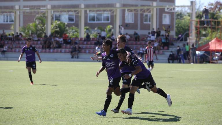 Gabriel López festeja su gol con sus compañeros.