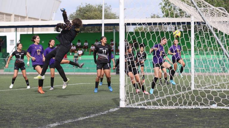 Las féminas van por el oro.