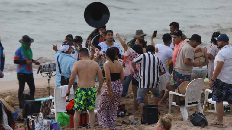 Diferentes agrupaciones son contratadas por los bañistas a lo largo de las zonas de playa.