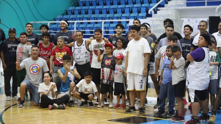 Piratas Basketball Mazatlán y Superhéroes posan para la foto en la ceremonia.