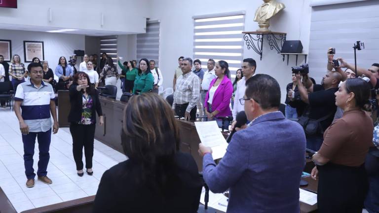 Eduardo Martínez López y Celeste Mosqueda Saavedra rinden protesta como nuevos regidores.