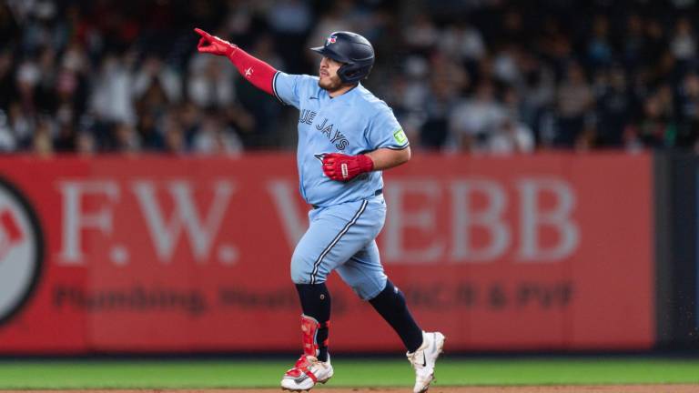 Alejandro Kirk la puso del otro lado de la barda en el Yankee Stadium.