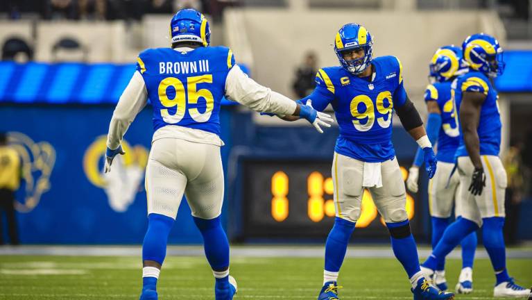 Aaron Donald (99) pasó 10 temporadas en la NFL.