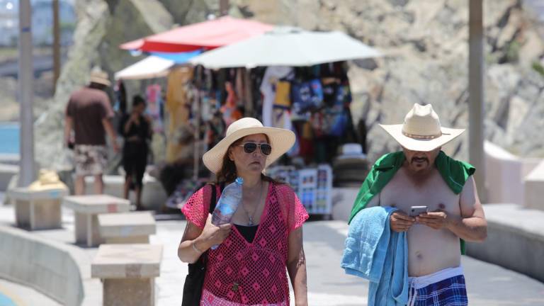Al salir a la calle las personas deben utilizar paraguas, sombrillas, sombreros, o cualquier otro tipo de objeto o artículo que pudiera cubrir un poco de los rayos del sol.