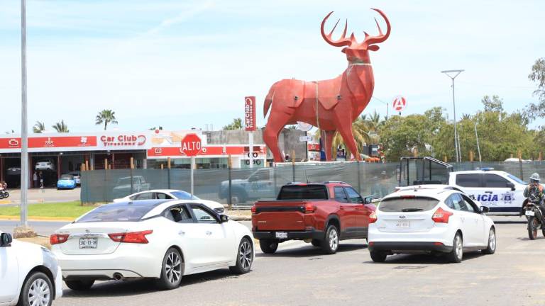 El nuevo Monumento al Venado es una escultura de 10.5 metros de alto instalado entre las avenidas Doctor Carlos Canseco y Atlántico.