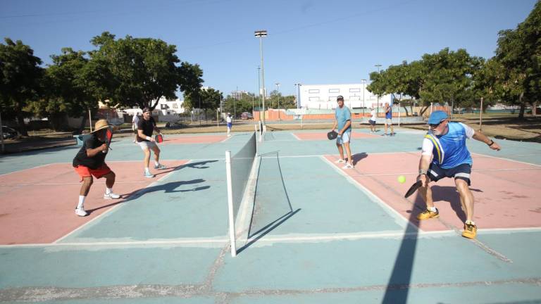 Las canchas de baloncesto de la Sahop fueron la sede para los juegos de pickleball.